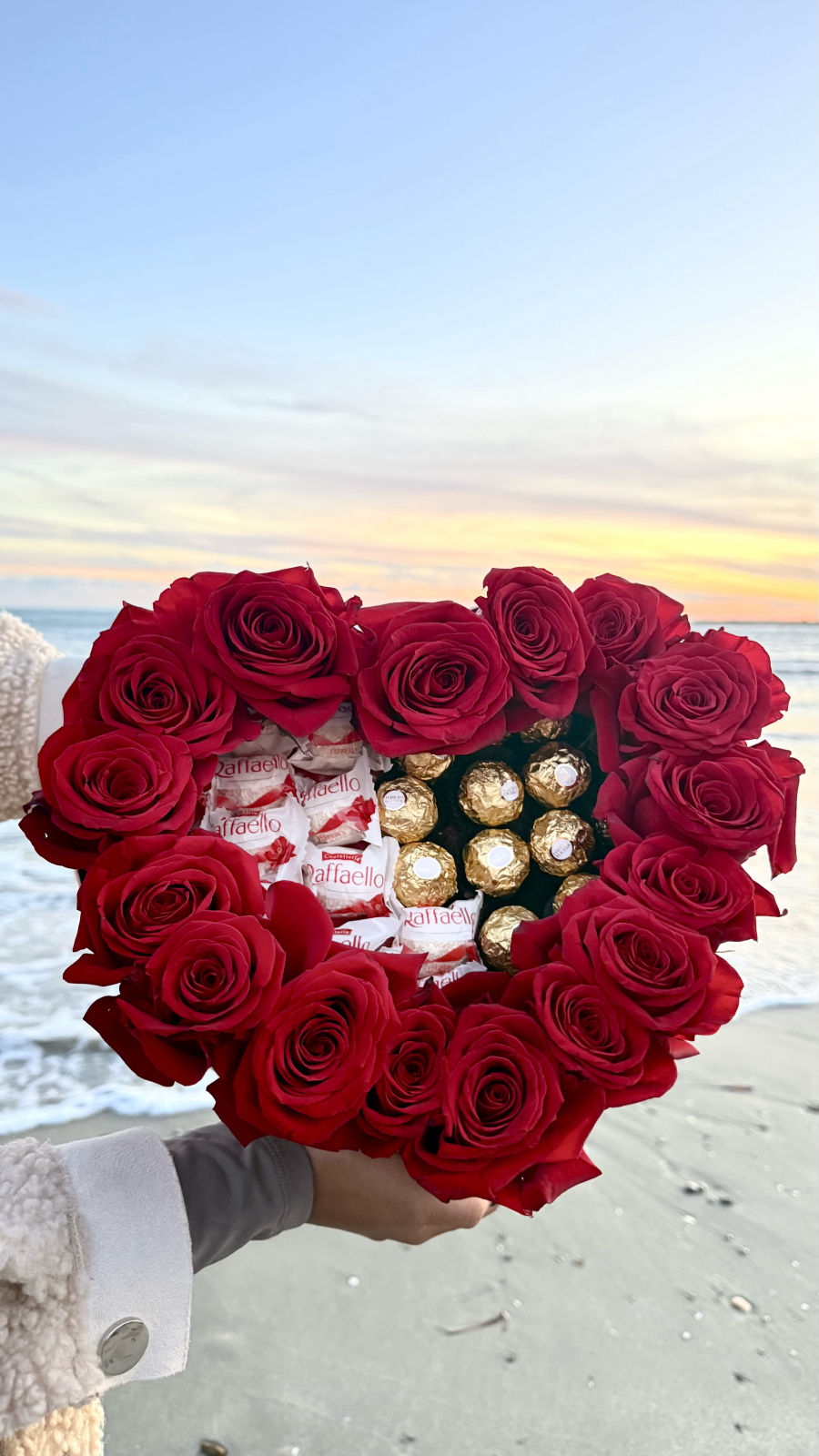 Box en forme de cœur avec roses et chocolats
